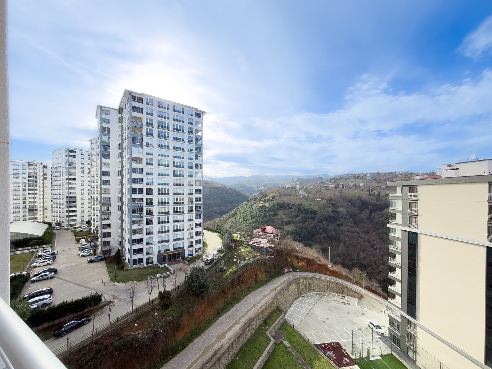 Ready-to-Move Apartment in a Prime Location in Trabzon Yomra