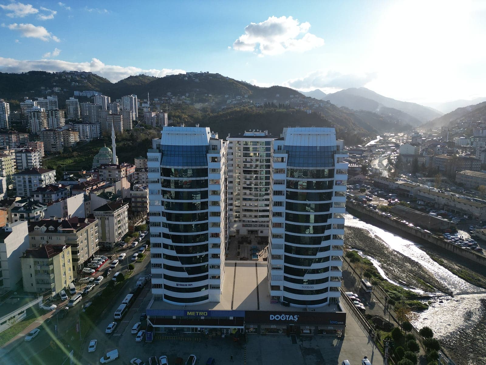 Middle-Floor Apartment in a Complex with Pool and Gym in Trabzon